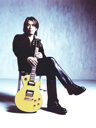 File:Tak Matsumoto with Gibson Les Paul Canary Yellow Signature Guitar.jpg